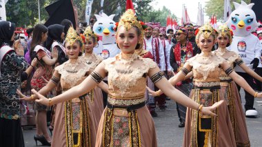 Klenting Sumanding Dance, Kediri kızlarından oluşan bir derleme gibidir. Misafirleri ağırlarken kibarlıkları ve arkadaşlıkları.