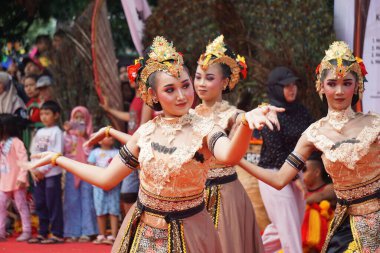 Klenting Sumanding Dance, Kediri kızlarından oluşan bir derleme gibidir. Misafirleri ağırlarken kibarlıkları ve arkadaşlıkları.