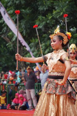 Klenting Sumanding Dance, Kediri kızlarından oluşan bir derleme gibidir. Misafirleri ağırlarken kibarlıkları ve arkadaşlıkları.