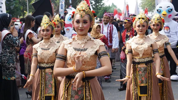 Klenting Sumanding Dance Porównywany Jest Kolekcji Dziewcząt Kediri Ich Uprzejmości — Zdjęcie stockowe