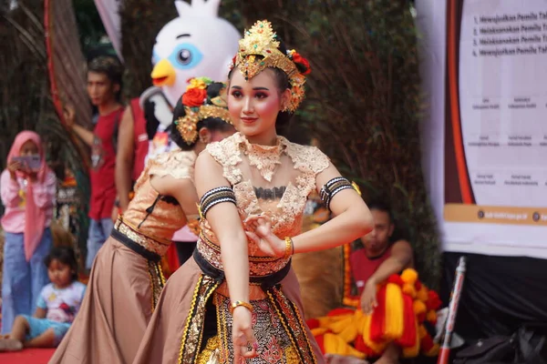 Klenting Sumanding Dance Porównywany Jest Kolekcji Dziewcząt Kediri Ich Uprzejmości — Zdjęcie stockowe