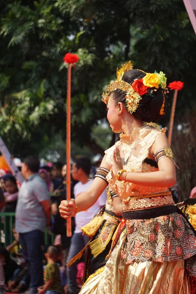 Klenting Sumanding Dance Wird Mit Einer Ansammlung Von Kediri Mädchen — Stockfoto