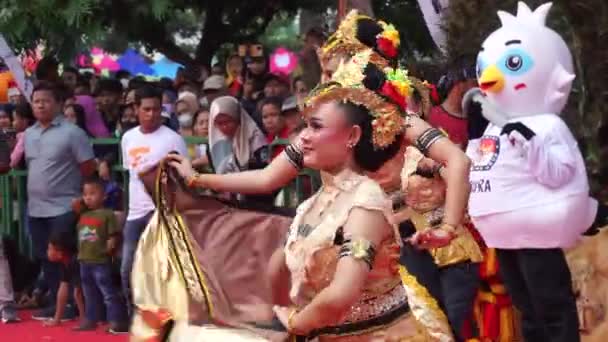 Klenting Sumanding Dance Wird Mit Einer Ansammlung Von Kediri Mädchen — Stockvideo