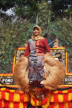 Cavalılar seçim karnavalı (Kirab Pemilu) Partisi için reog dansı yapıyorlar