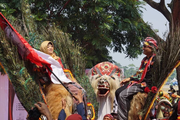 Cavalılar Seçim Karnavalı Kirab Pemilu Partisi Için Reog Dansı Yapıyorlar — Stok fotoğraf