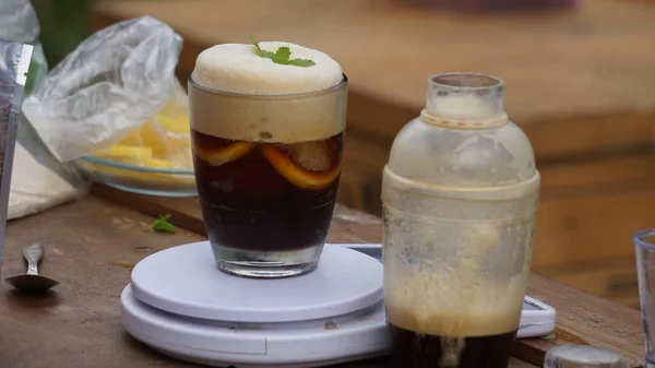 Kaffee Mit Flüssigkeit Auf Dem Tisch Der Kaffee Sieht Lecker — Stockfoto