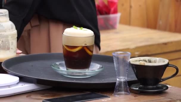 テーブルの上に液体とコーヒー — ストック動画