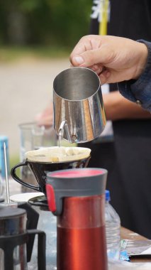 Barista müşteriye kahve servisi yapar..