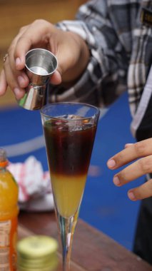 Barista müşteriye kahve servisi yapar..