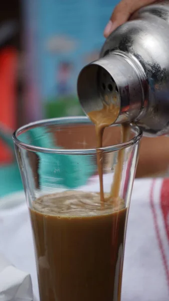 Der Barista Serviert Kaffee Für Einen Kunden — Stockfoto