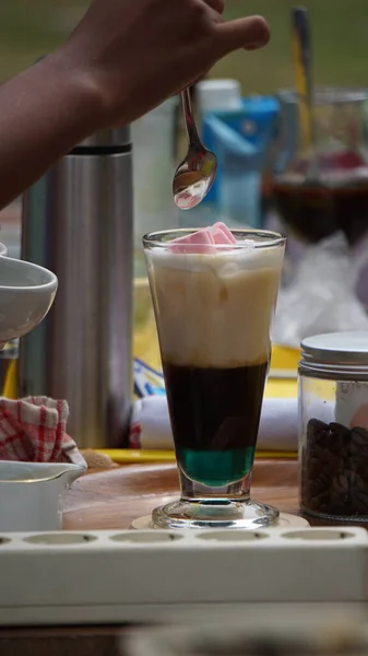 Der Barista Serviert Kaffee Für Einen Kunden — Stockfoto