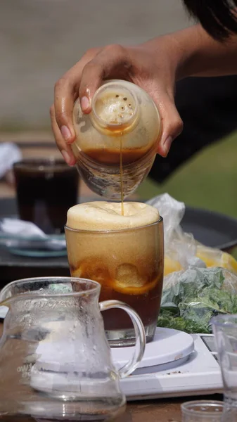 Barista Serverar Kaffe Till Kund — Stockfoto