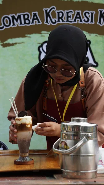 Barista Serveert Koffie Voor Een Klant — Stockfoto