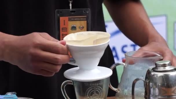 Camarero Está Sirviendo Café Para Cliente — Vídeo de stock