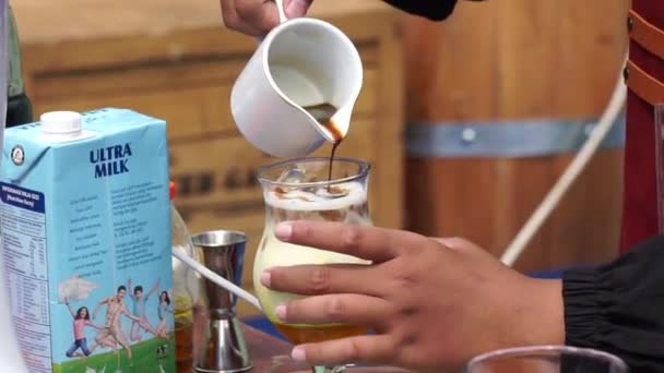 Barista Serveert Koffie Voor Een Klant — Stockvideo