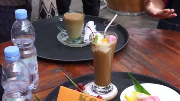 Barista Serveert Koffie Voor Een Klant — Stockvideo