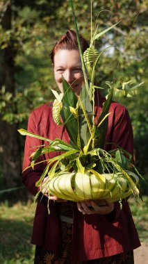 Manten Kopi 'nin (kahve evliliği) töreni. Manten Kopi, Endonezya 'nın Endonezya bölgesindeki Karanganjar (Modangan, Blitar) kahve hasadı ayinlerinden biridir.