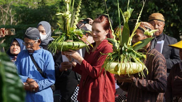 Manten Kopi 'nin (kahve evliliği) töreni. Manten Kopi de Karanganjar 'daki kahve hasadı ayinlerinden biridir (Modangan, Blitar)