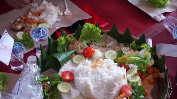 Kuchař Podávající Nasi Tumpeng Kuželová Rýže Podávaný Urap Urap Indonéský — Stock video