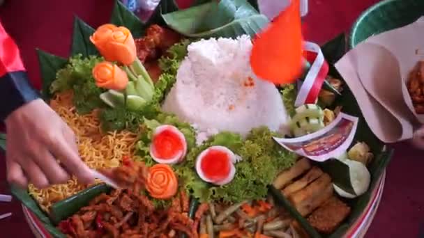 Kuchař Podávající Nasi Tumpeng Kuželová Rýže Podávaný Urap Urap Indonéský — Stock video