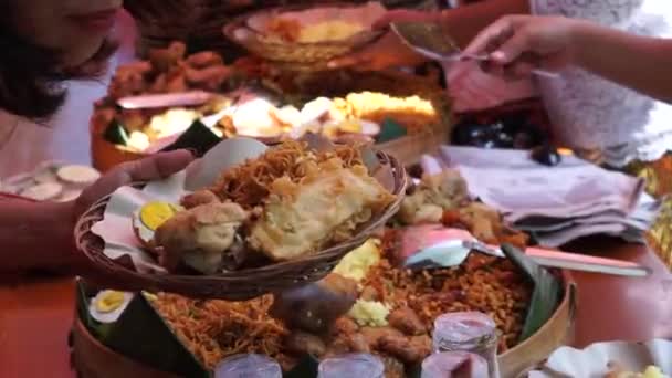 主厨主菜为Nasi Tumpeng 蛋卷饭 配以Urap Urap 印尼沙拉 炸鸡和面条 Nasi Tumpeng通常在生日派对或感恩节供应 — 图库视频影像