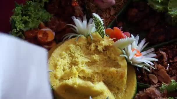 主厨主菜为Nasi Tumpeng 蛋卷饭 配以Urap Urap 印尼沙拉 炸鸡和面条 Nasi Tumpeng通常在生日派对或感恩节供应 — 图库视频影像