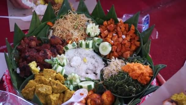 Chef Serverar Nasi Tumpeng Konris Serveras Med Urap Urap Indonesisk — Stockvideo