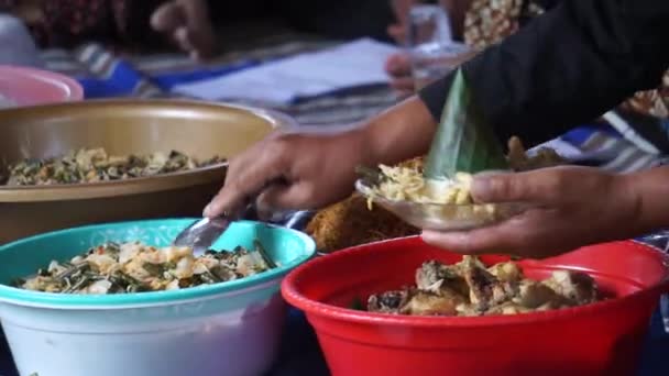 Bucătar Care Servește Nasi Tumpeng Orez Conic Servit Urap Urap — Videoclip de stoc