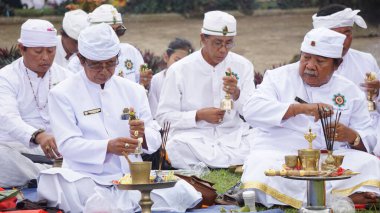 Wedar Hayuning Penataran geçit töreni. Bu tören, Endonezya 'ya güvenlik sağlanması amacıyla Hindular tarafından düzenlenir.