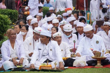 Wedar Hayuning Penataran geçit töreni. Bu tören, Endonezya 'ya güvenlik sağlanması amacıyla Hindular tarafından düzenlenir.