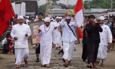 Wedar Hayuning Penataran geçit töreni. Bu tören, Endonezya 'ya güvenlik sağlanması amacıyla Hindular tarafından düzenlenir.