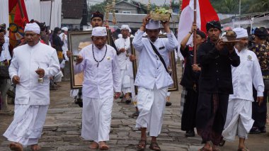 Wedar Hayuning Penataran geçit töreni. Bu tören, Endonezya 'ya güvenlik sağlanması amacıyla Hindular tarafından düzenlenir.