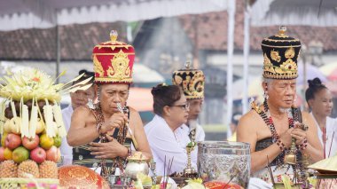 Wedar Hayuning Penataran geçit töreni. Bu tören, Endonezya 'ya güvenlik sağlanması amacıyla Hindular tarafından düzenlenir.