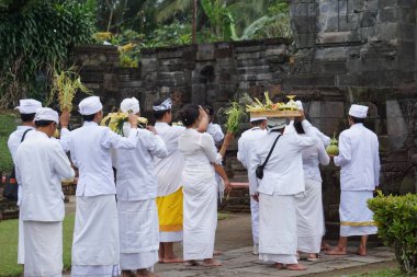 Wedar Hayuning Penataran geçit töreni. Bu tören, Endonezya 'ya güvenlik sağlanması amacıyla Hindular tarafından düzenlenir.