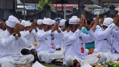 Wedar Hayuning Penataran geçit töreni. Bu tören, Endonezya 'ya güvenlik sağlanması amacıyla Hindular tarafından düzenlenir.