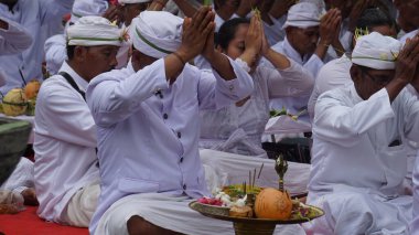 Wedar Hayuning Penataran geçit töreni. Bu tören, Endonezya 'ya güvenlik sağlanması amacıyla Hindular tarafından düzenlenir.