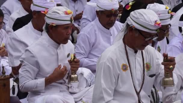 Шествие Ведара Хайунинга Пенатарана Церемония Проводится Индусы Целью Индонезия Получила — стоковое видео