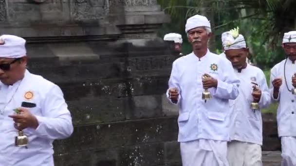 Процесія Ведара Гайонінгу Пенатаран Церемонія Проводиться Індусами Метою Безпеки Індонезії — стокове відео
