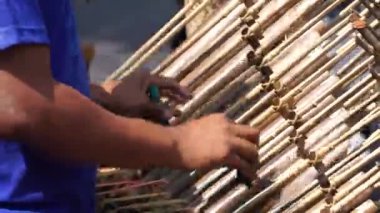 Bir adam angklung oynuyor. Bu, Sundan halkının geliştirdiği çok tonlu bir müzik aleti. Angklung bambudan yapılır.