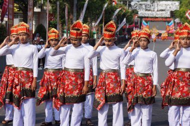 Endonezyalı Aceh 'ten seudati dansı yapıyor. Seudati, Allah 'tan başka tanrı olmadığını ve Hz. Muhammed' in O 'nun elçisi olduğunu kabul et.)