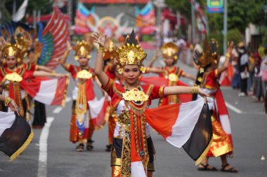 Bali 'den Singasana jayan aum dansı. Bu dans Tabanan naipliğinin zaferini simgeliyor.