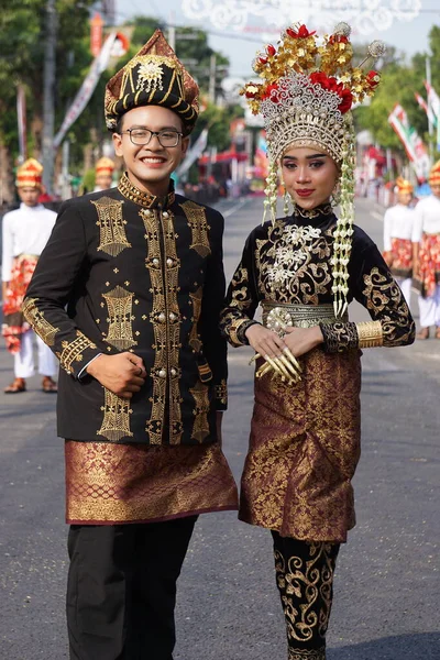 Indonéský Svatebním Kostýmem Aceh Ben Karneval — Stock fotografie