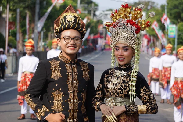 来自亚齐的印尼人穿着婚纱参加本嘉年华 — 图库照片