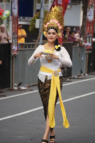 Een Mooie Vrouw Met Een Traditionele Doek Uit Bali Ben — Stockfoto