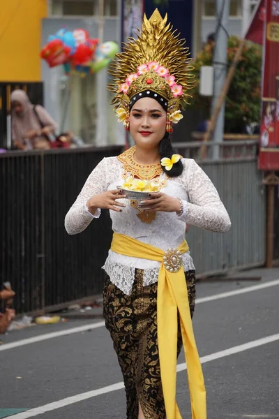 在本嘉年华 一位美丽的女人穿着巴厘岛的传统服装 — 图库照片