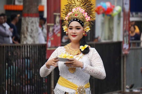 在本嘉年华 一位美丽的女人穿着巴厘岛的传统服装 — 图库照片
