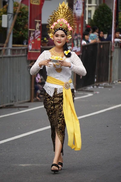 Piękna Kobieta Tradycyjną Tkaniną Bali Ben Carnival — Zdjęcie stockowe