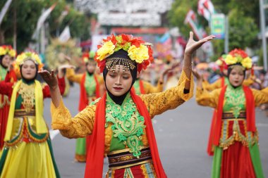 Banten 'den Cokek dansı. Bu dans, hayatta kalbi olumlu tutma çabalarını anlatıyor.