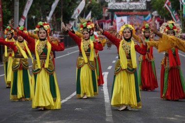 Banten 'den Cokek dansı. Bu dans, hayatta kalbi olumlu tutma çabalarını anlatıyor.