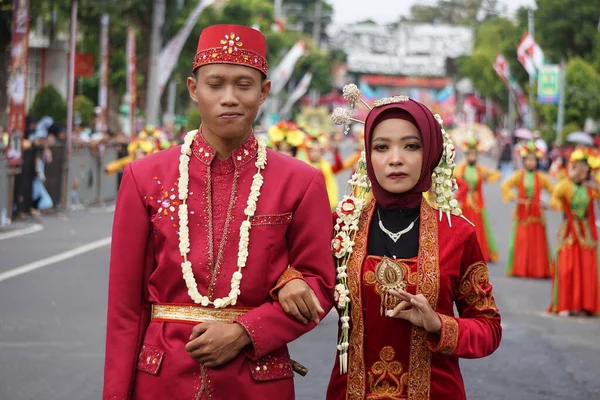 Pár Svatebními Šaty Bantenu — Stock fotografie